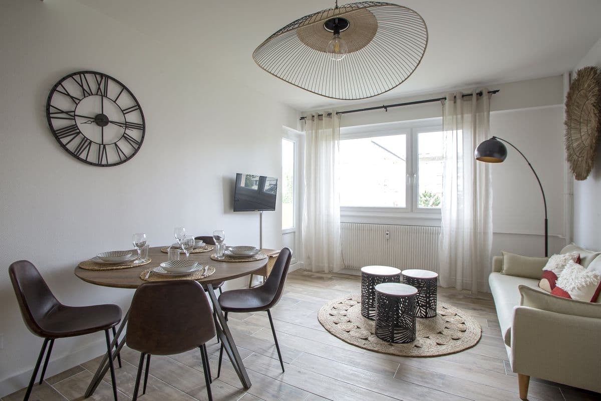 Salon d'une colocation meublée gérée par Rodrigues Immobilier à Strasbourg